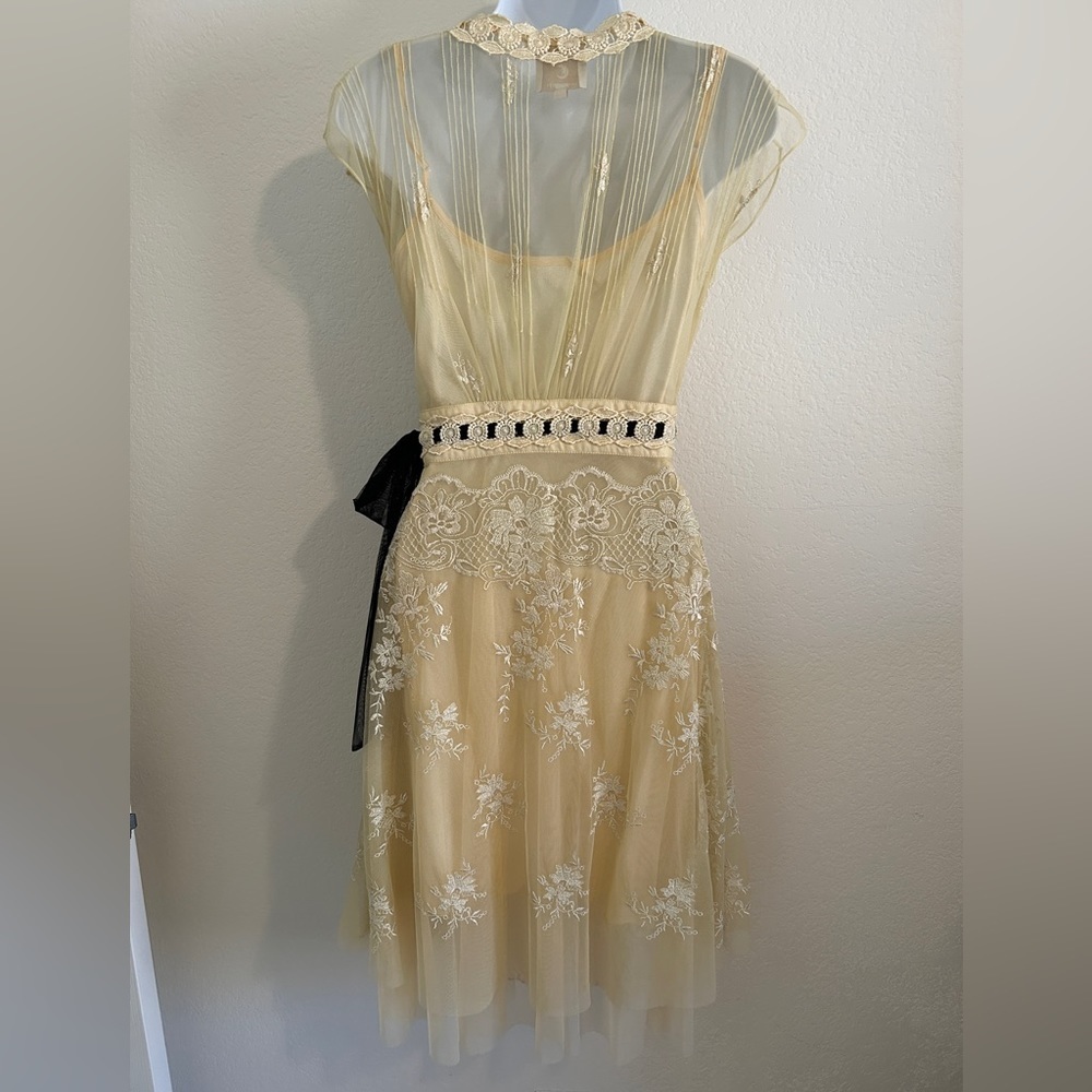 Elegant Lace Midi Dress in Gold - Picture 2 of 13